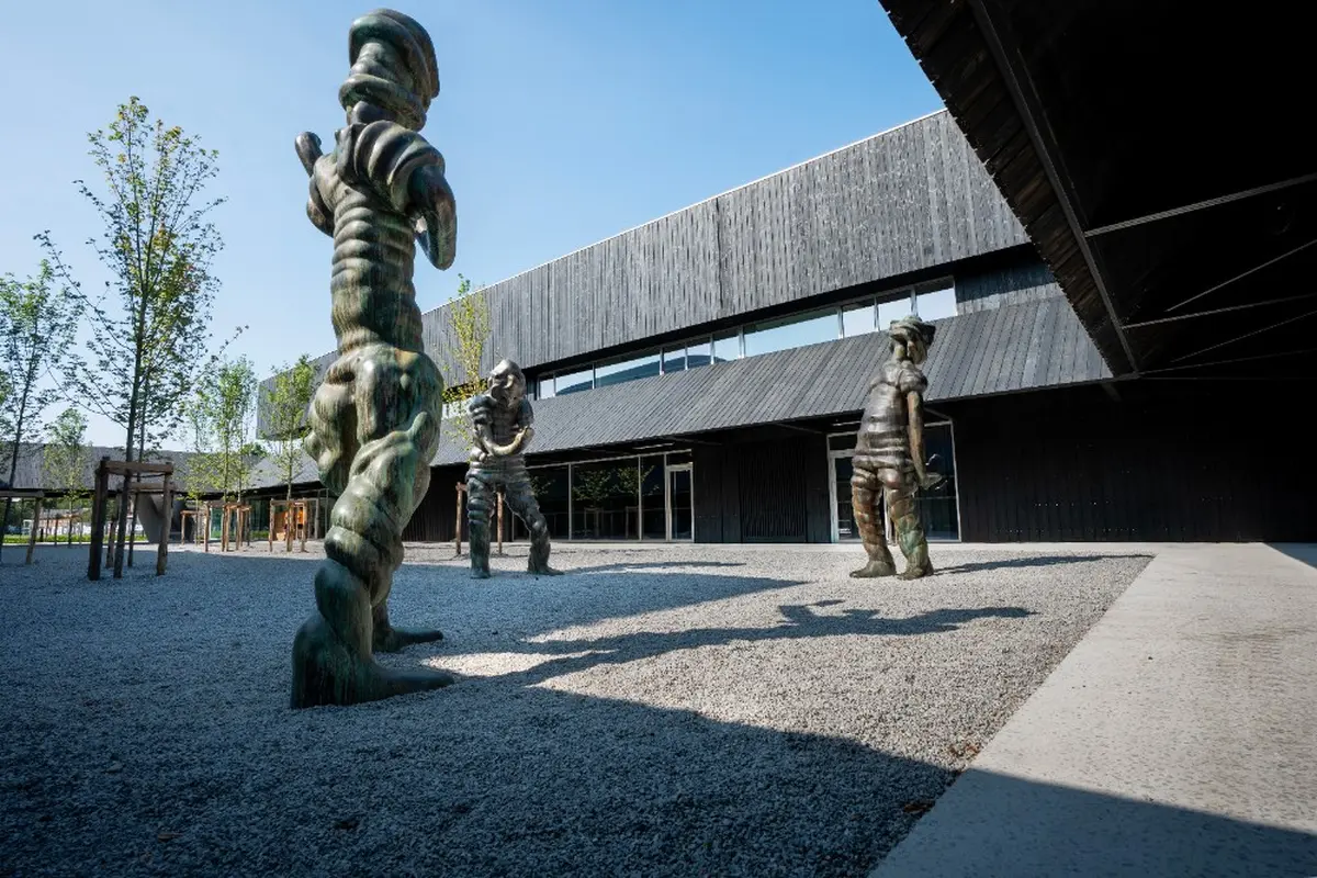 Drei Ganz Große Geister : les sculptures monumentales de Thomas Schütte s'installent à La Piverdière 2 à Rennes