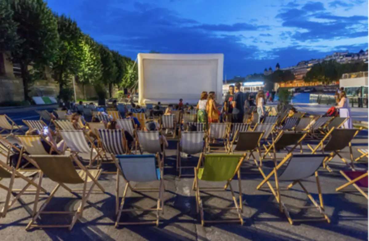 Cinéma en plein air aux Vedettes de Paris : La La Land, Conclave et plus encore au pied de la Tour Eiffel