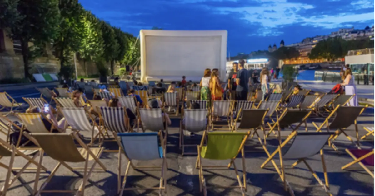 Cinéma en plein air aux Vedettes de Paris : La La Land, Conclave et plus encore au pied de la Tour Eiffel