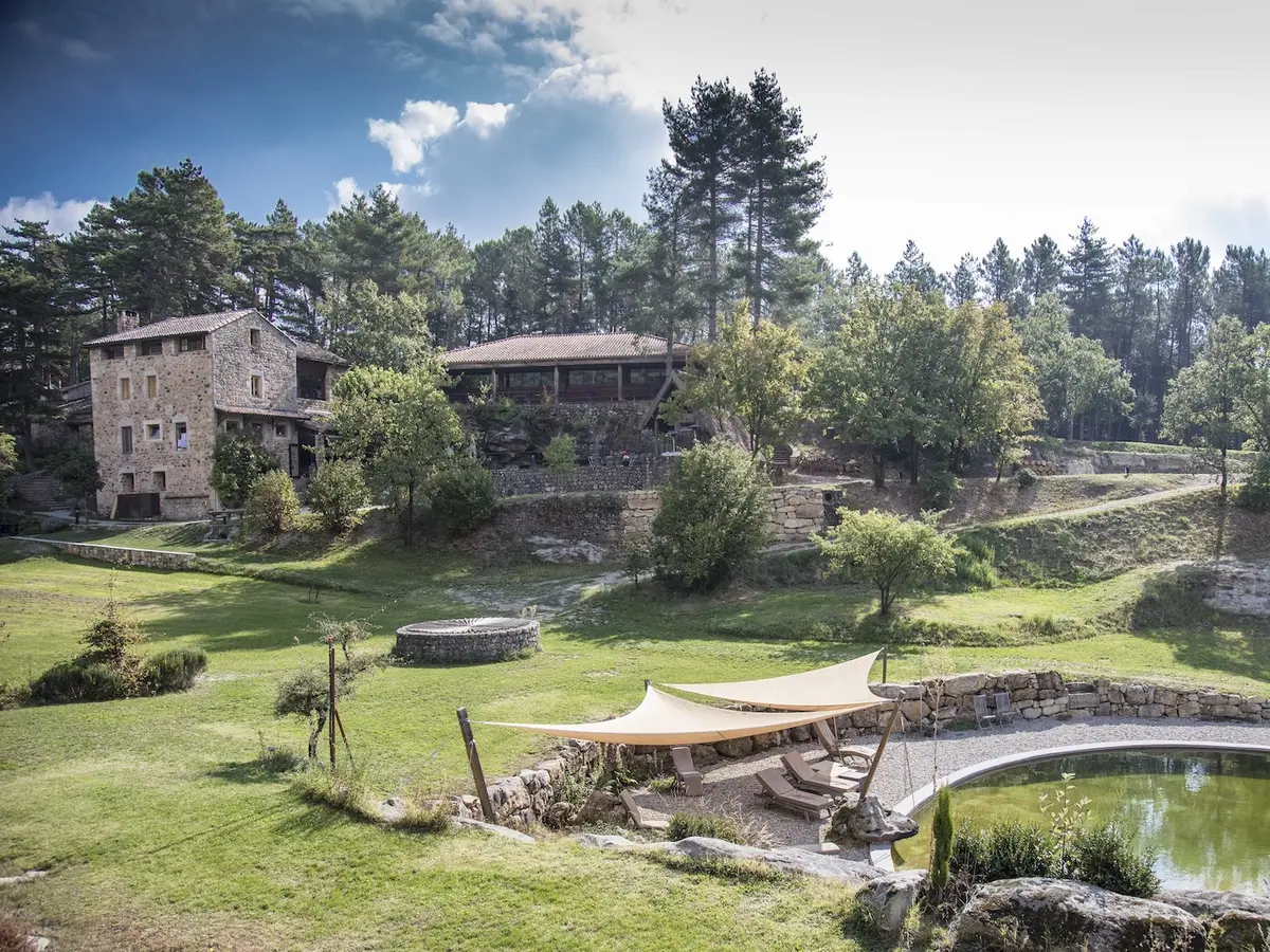 Stage de sophrologie au Domaine du Taillé à Vesseaux : ancrage et reconnexion à soi