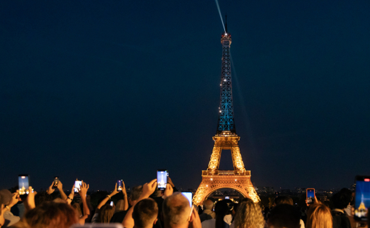 La tour Eiffel illuminée aux couleurs du drapeau ukrainien pour la fête de l'indépendance de l'Ukraine
