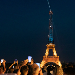 La tour Eiffel illuminée aux couleurs du drapeau ukrainien pour la fête de l'indépendance de l'Ukraine