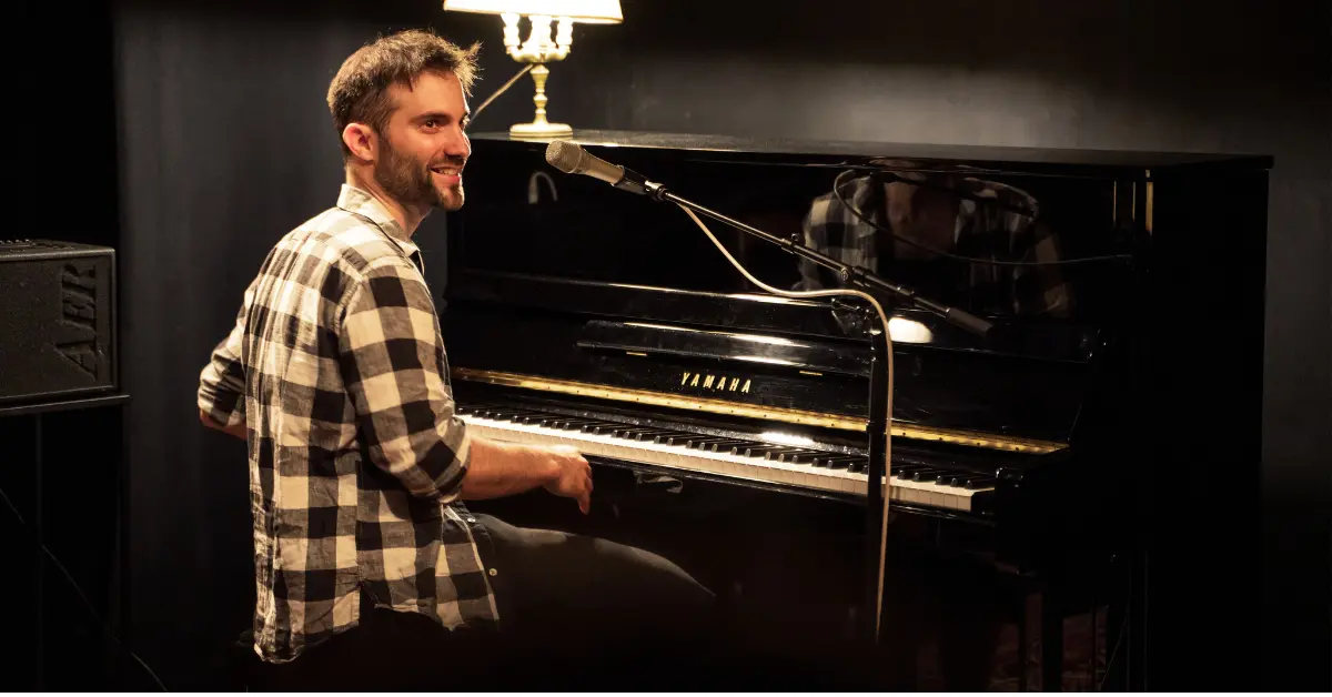 Tu connais la chanson ? Le stand-up poético-musical de Louis Caratini au Théâtre Francis-Gag de Nice