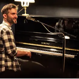 Tu connais la chanson ? Le stand-up poético-musical de Louis Caratini au Théâtre Francis-Gag de Nice