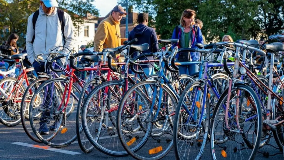 Braderie et brocante à vélos sur la place de Wazemmes à Lille