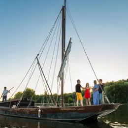 Balade en bateau sur la Loire au coucher du soleil avec La Rabouilleuse à Rochecorbon