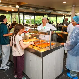 Le self participatif dans les collèges de l'Essonne : les élèves se servent selon leur appétit