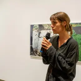 Visite de l'exposition La terre amoureuse avec Rebekka Deubner à Arles