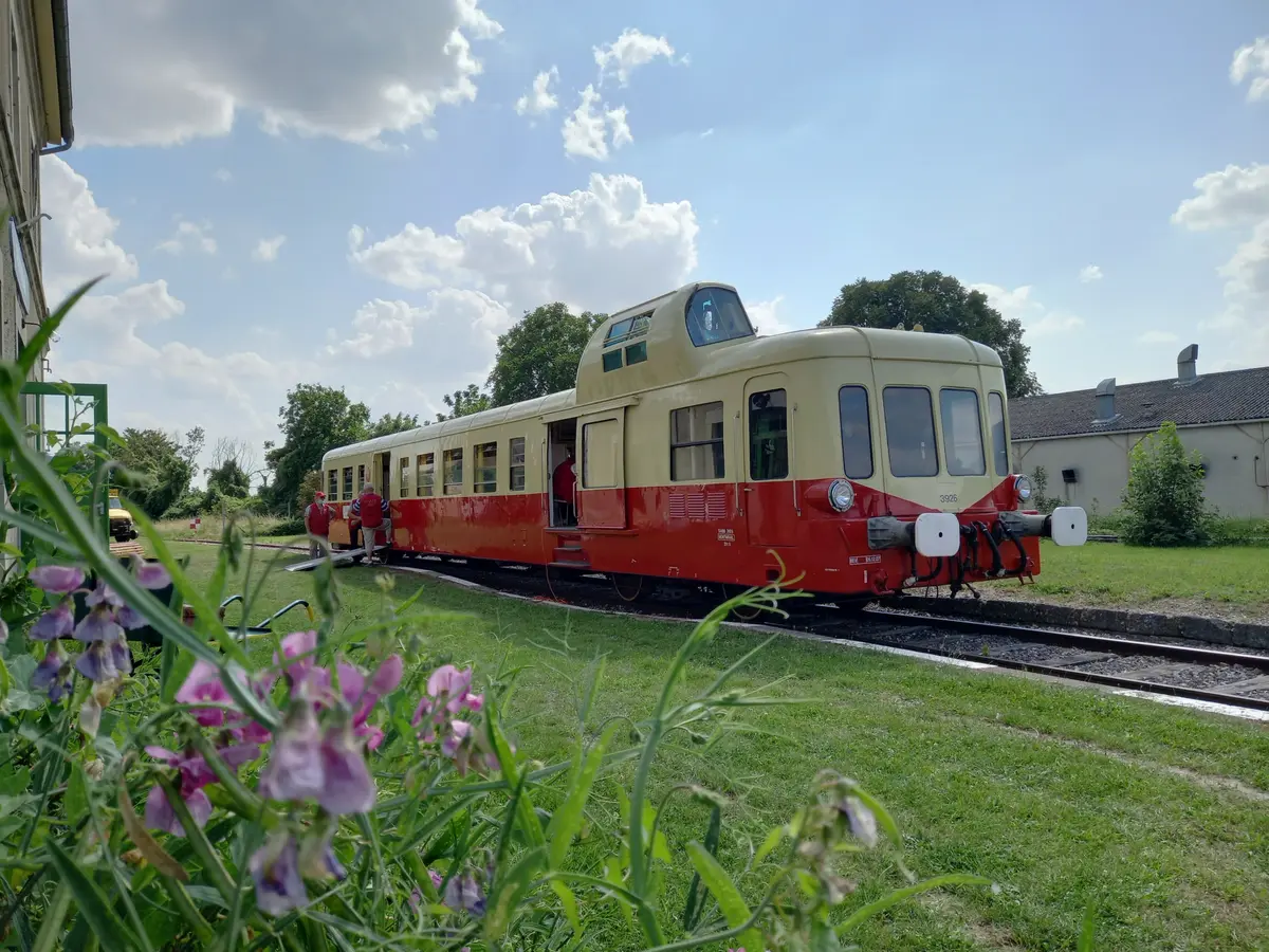 Visite guidée de la Gare de Montmirail à bord d'un autorail Picasso