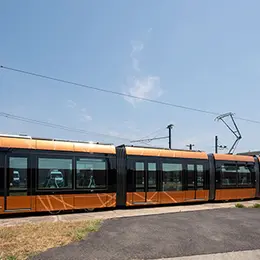 La ligne Aéroport de Toulouse : les nouvelles rames de tramway cuivrées dévoilées par Tisséo