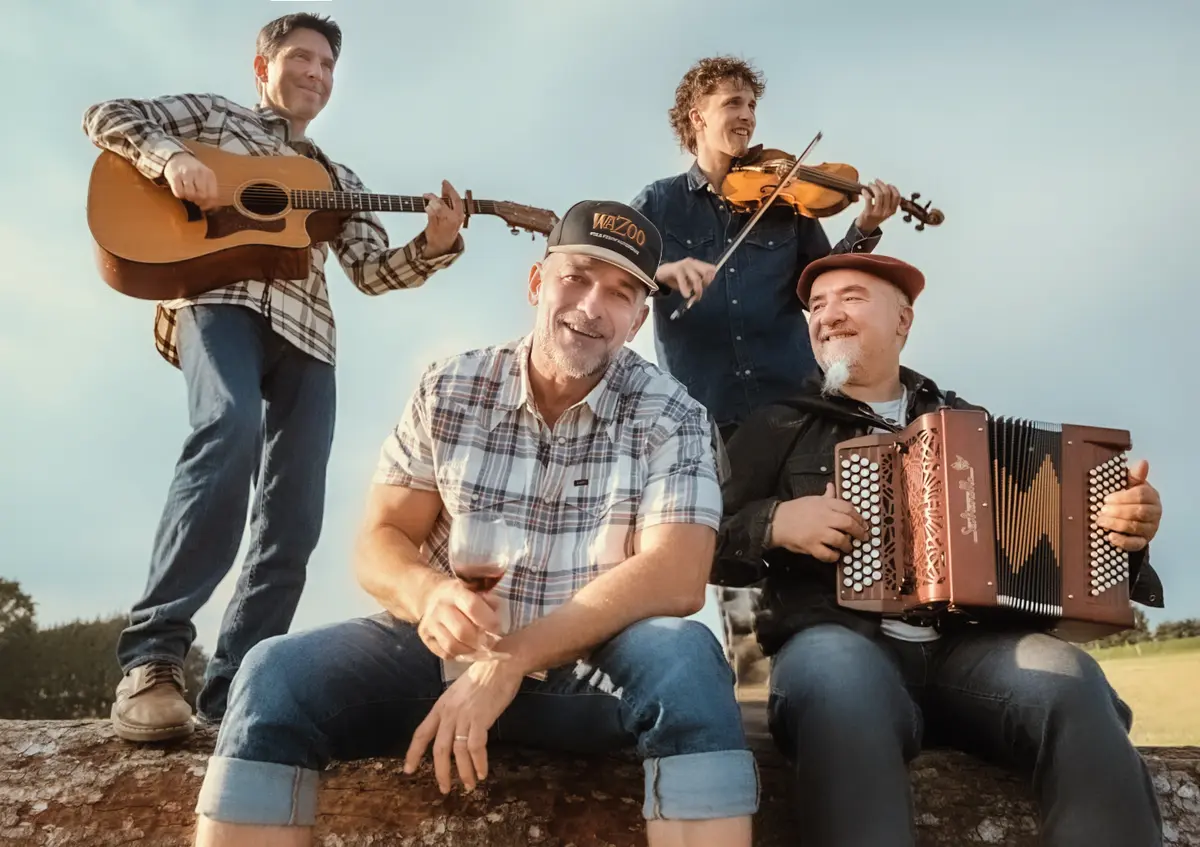 WAZOO, le groupe folk auvergnat qui fait chanter toutes les générations avec La Manivelle