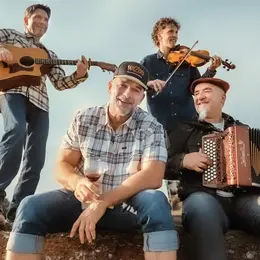 WAZOO, le groupe folk auvergnat qui fait chanter toutes les générations avec La Manivelle