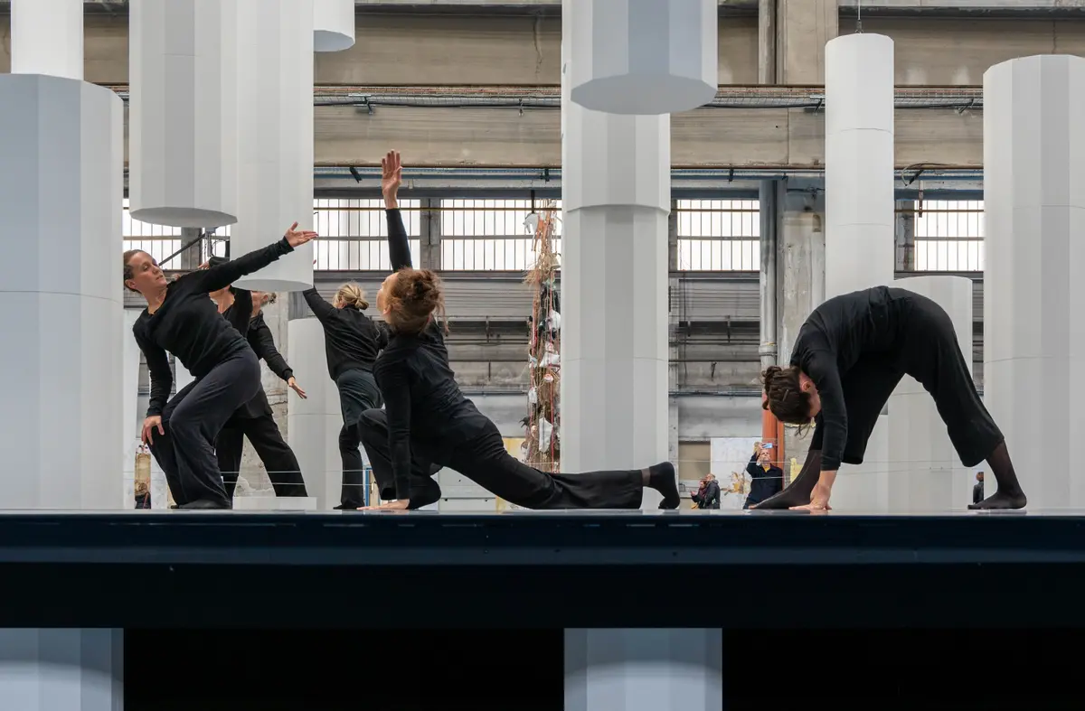 Visite dansée aux Grandes Locos pour découvrir la Biennale de Lyon autrement