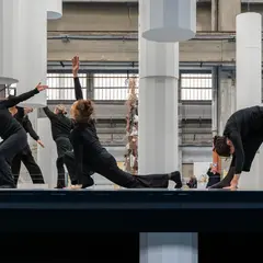 Visite dansée aux Grandes Locos pour découvrir la Biennale de Lyon autrement