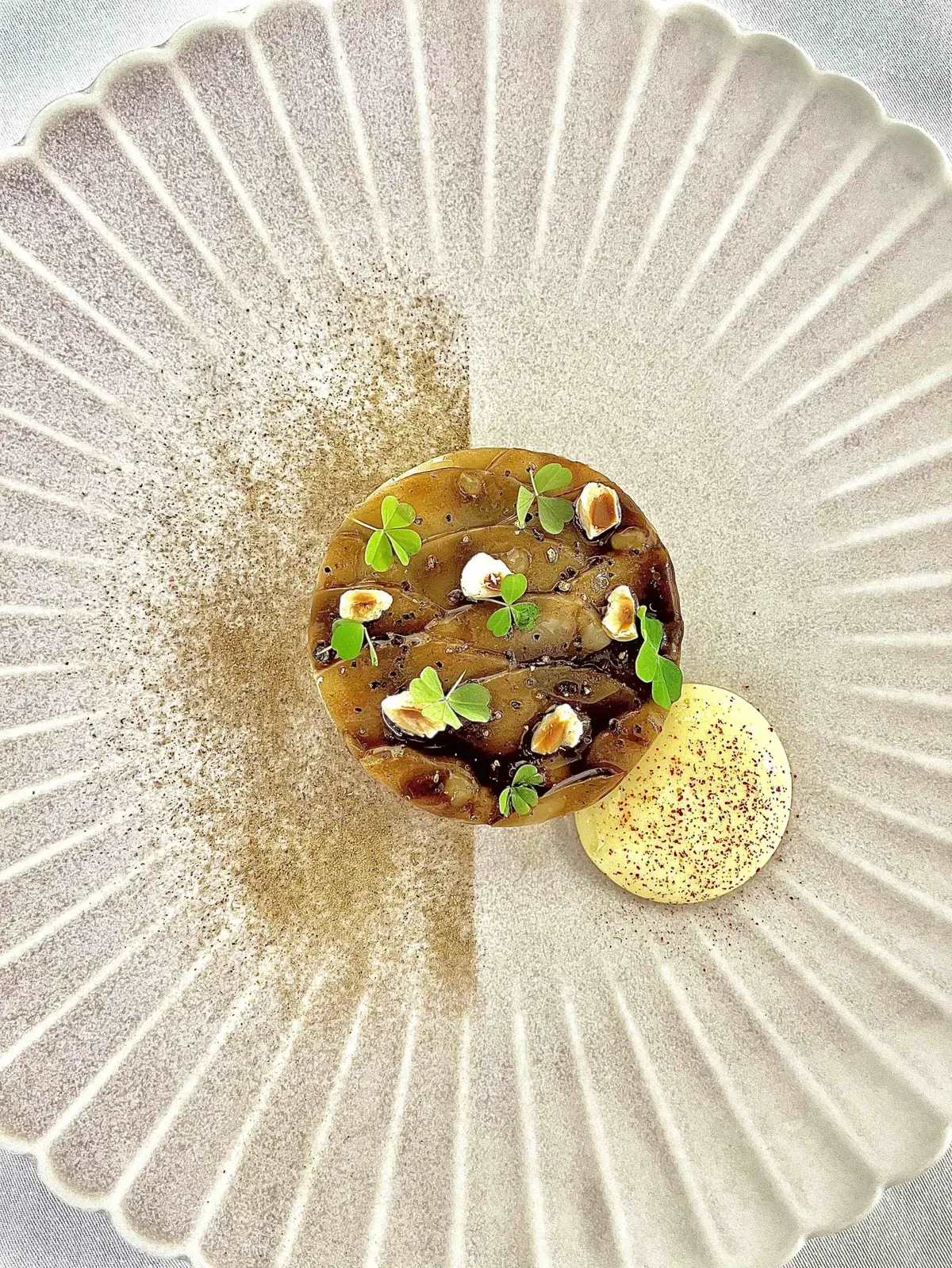 La tartelette aux champignons des bois du chef étoilé Denis Martin à Saint-Hilaire-d'Ozilhan