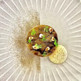 La tartelette aux champignons des bois du chef étoilé Denis Martin à Saint-Hilaire-d'Ozilhan