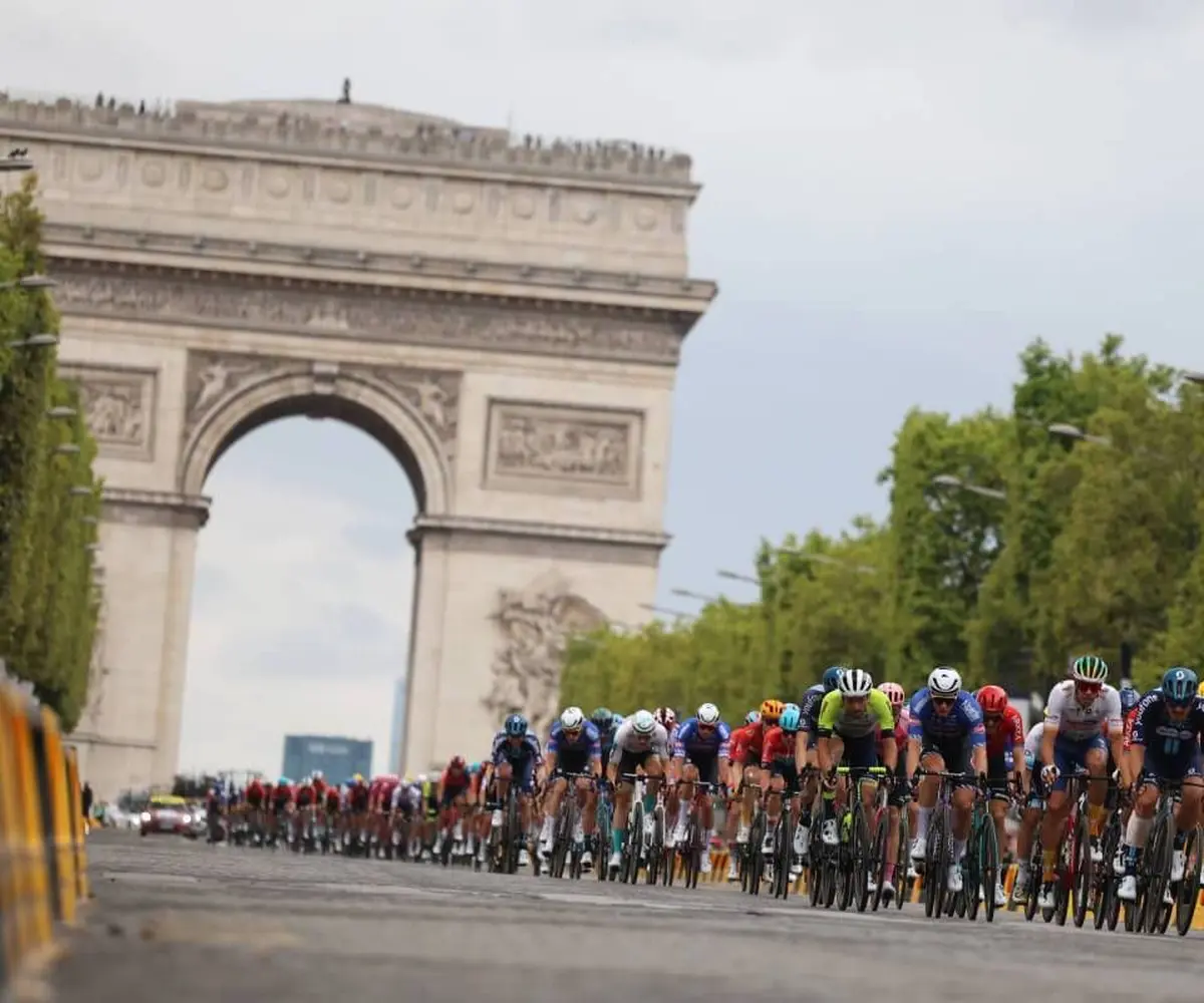 Arrivée du peloton sur les Champs Elysées lors de la dernière étape du Tour de France