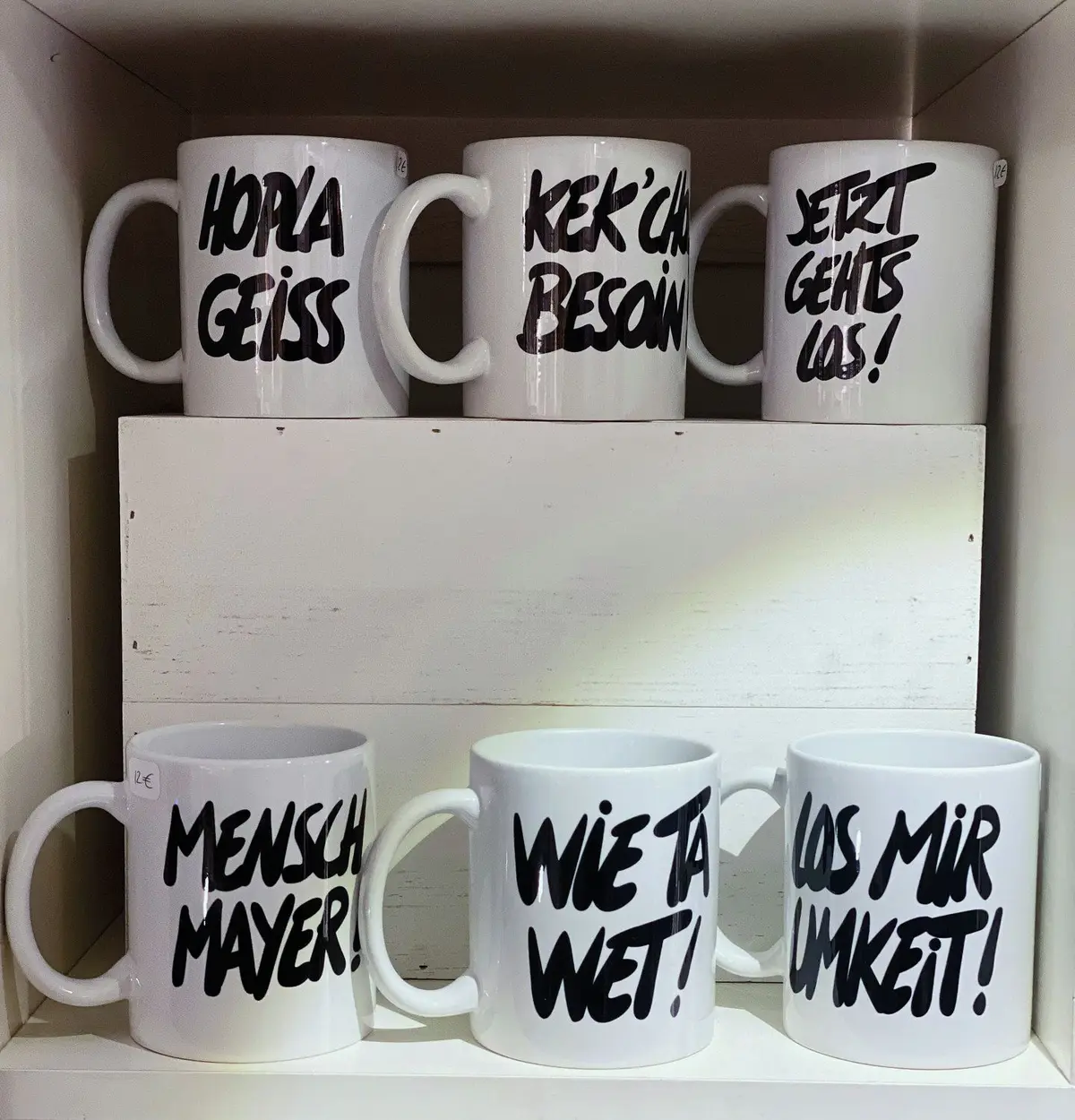 Des tasses avec les emblématiques phrases de Pierre Fraenkel qui habillent Mulhouse.