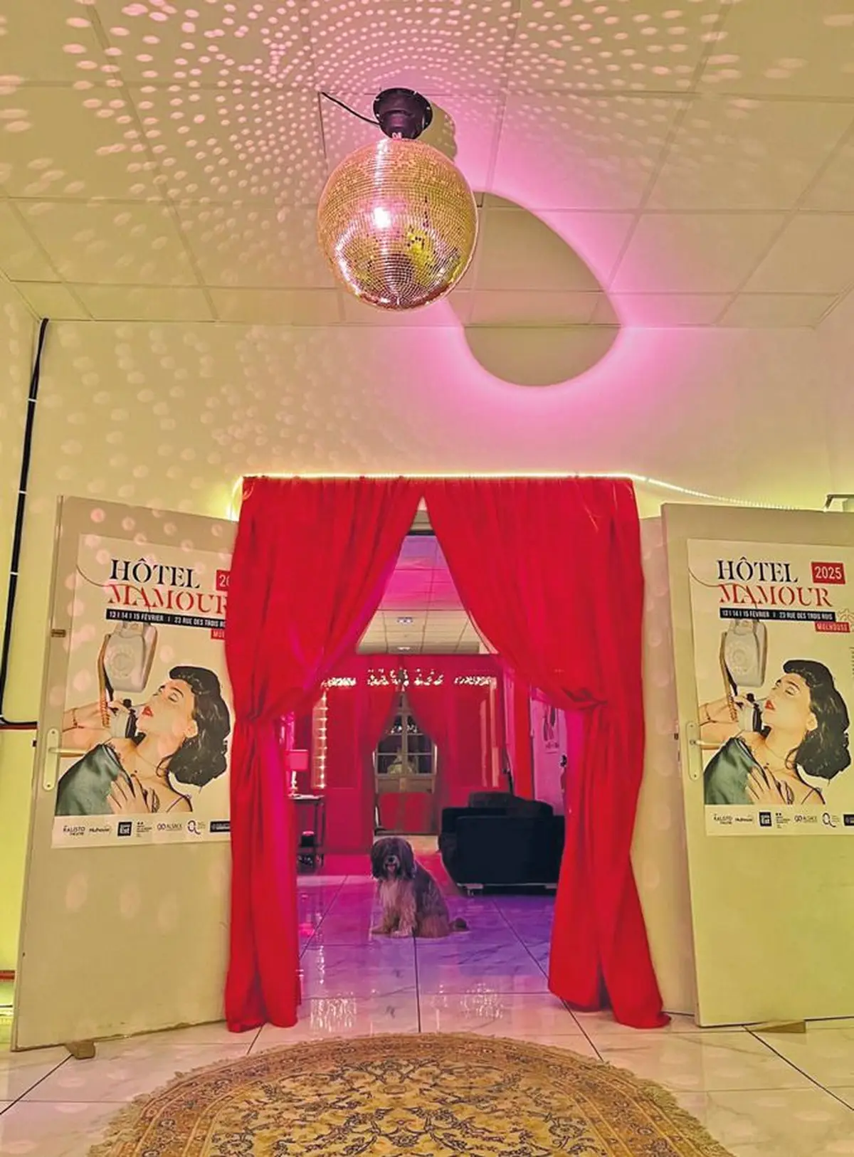 Entrez dans l'Hôtel Mamour, pour une Saint-Valentin décalée