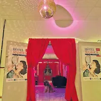 Entrez dans l'Hôtel Mamour, pour une Saint-Valentin décalée DR