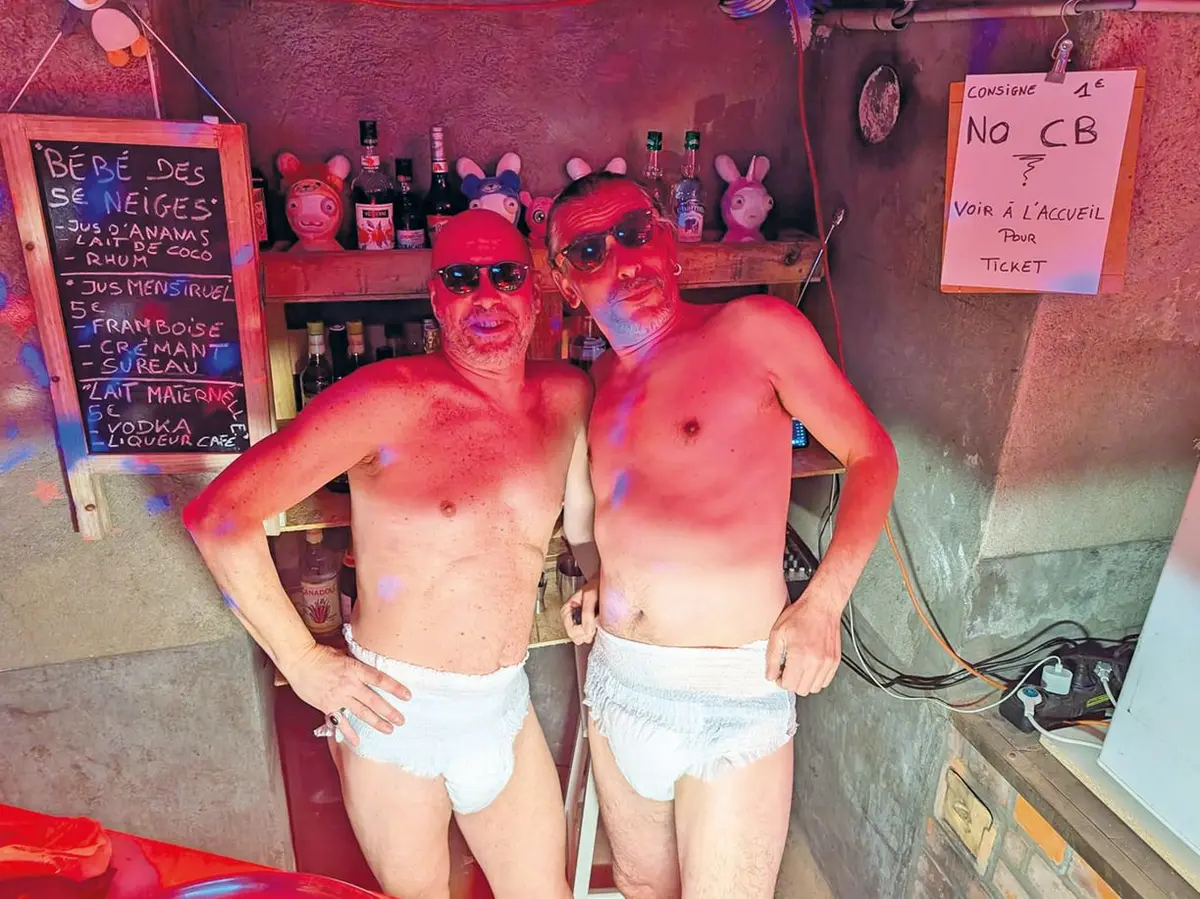 Les comédiens donnent de leur personne pour créer des moments surréalistes