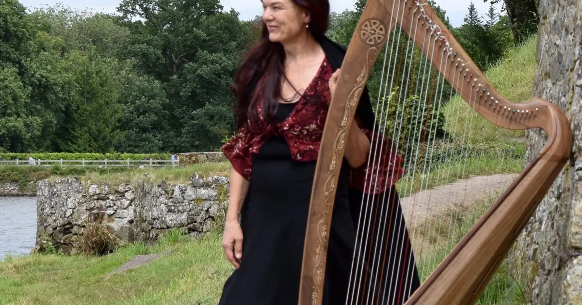 LAWENA de Brocéliande harpiste chanteuse
