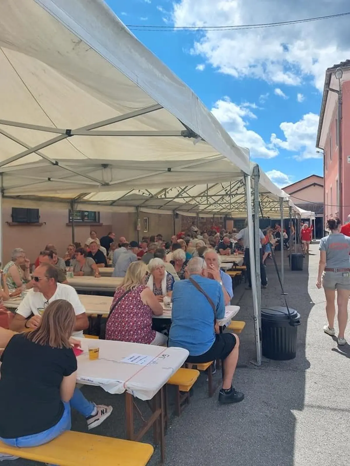 C'est l'heure de déguster le fameux menu autour de la Pomme de Terre