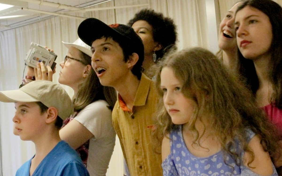 Je participe comme un (e) comédien (ne) à l’élaboration du travail de scènes que je vais jouer avec mes partenaires d’un jour !