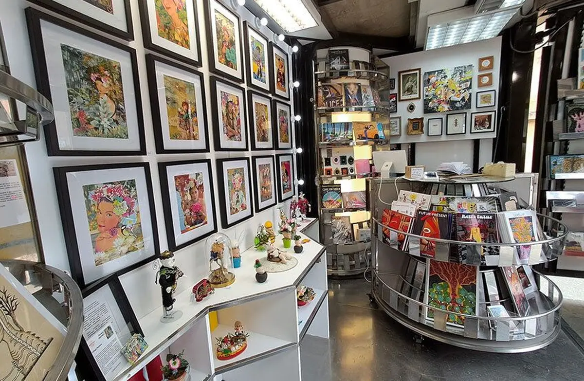 Rencontre entre artistes et public dans un ancien kiosque à journaux de la place Bellegarde - Aix en Provence