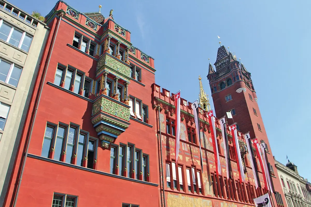 Rathaus de Bâle (Mairie), Suisse - La façade historique rouge et sa tour, récemment rénovée.