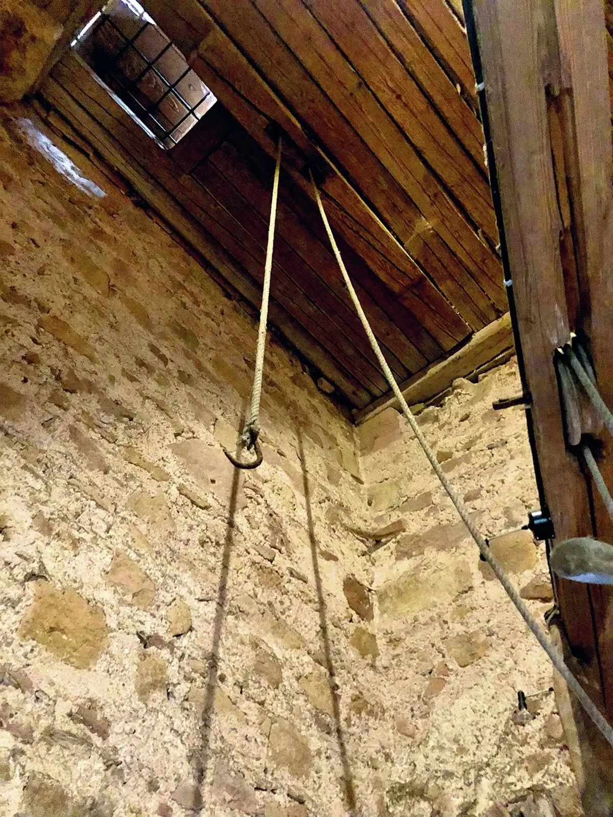 On ne veux même pas savoir à quoi on servi ces cordes.