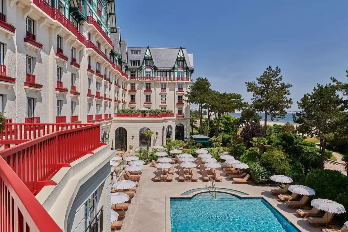 L'Hôtel Hermitage offre une atmosphère calme et soignée à l'ombre des grands pins. 