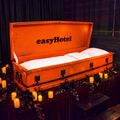 Halloween 2026 : easyHotel d&eacute;voile sa chambre 807 avec un lit... tr&egrave;s original