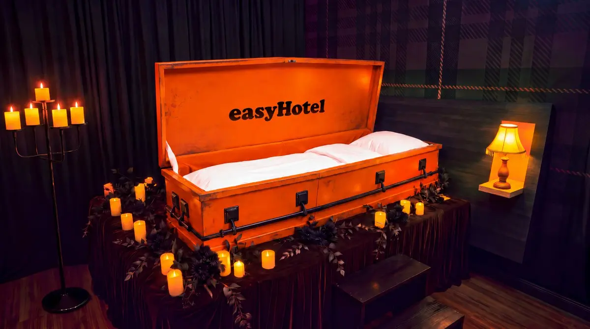Halloween 2026 : easyHotel dévoile sa chambre 807 avec un lit... très original