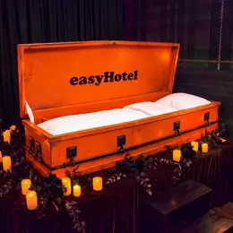 Halloween 2026 : easyHotel dévoile sa chambre 807 avec un lit... très original