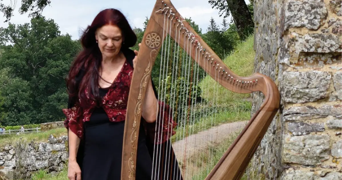 LAWENA de Brocéliande harpiste chanteuse