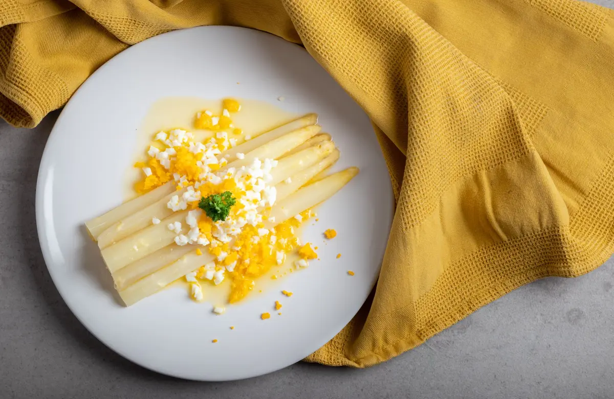 La sauce au beurre blanc servie avec des asperges 