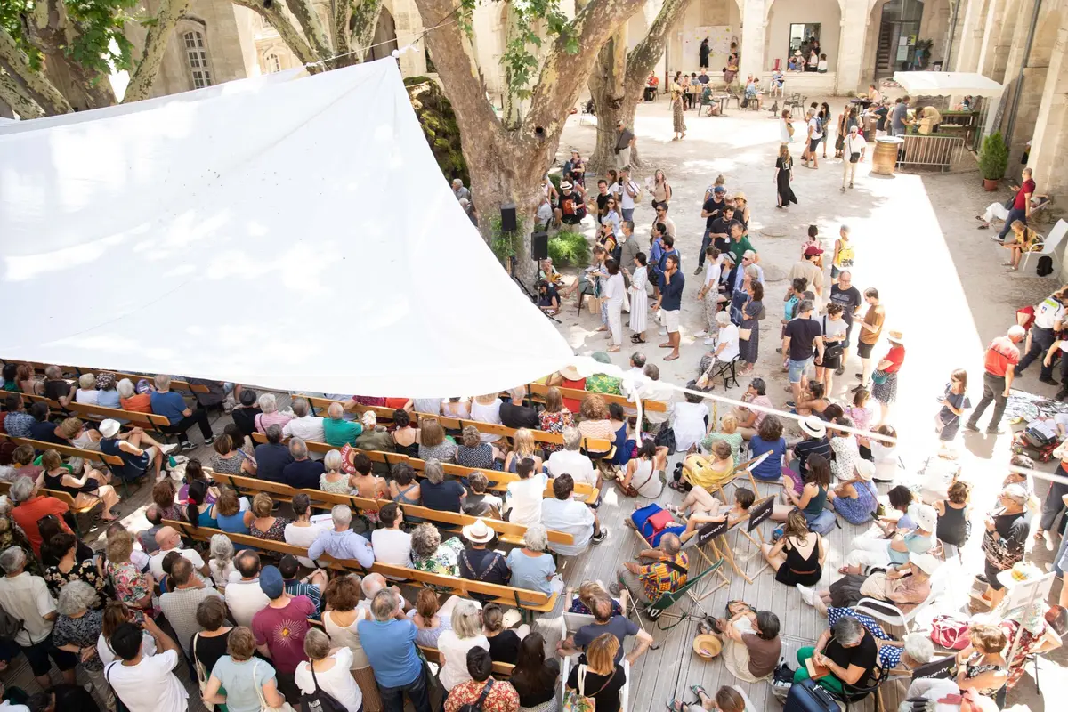 80e Festival d'Avignon au Cloître Saint-Louis : une édition placée sous le signe des questions