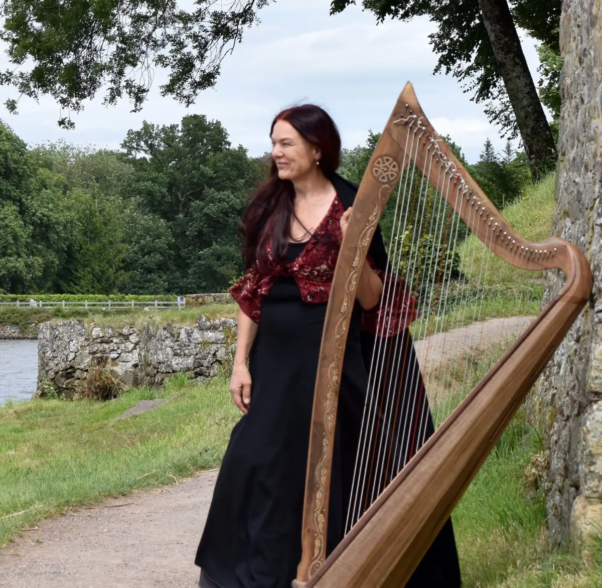 LAWENA de Brocéliande harpiste chanteuse