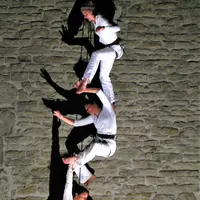 À Colmar, trois danseuses vont évoluer suspendues dans le vide devant le musée Unterlinden ce vendredi soir &copy; retouramont.com