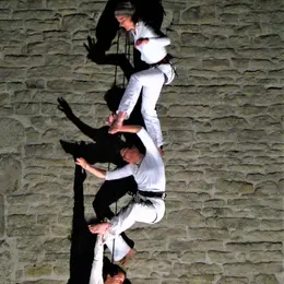 À Colmar, trois danseuses vont évoluer suspendues dans le vide devant le musée Unterlinden ce vendredi soir