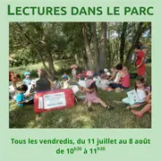A l'ombre d'un arbre : lectures dans le parc de la médiathèque