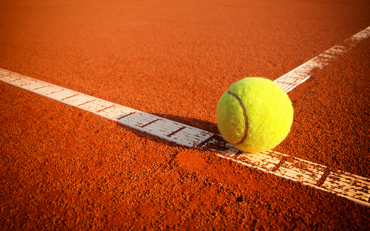 Balle de tennis sur le terrain.