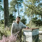 à la découverte des abeilles avec Jérémie
