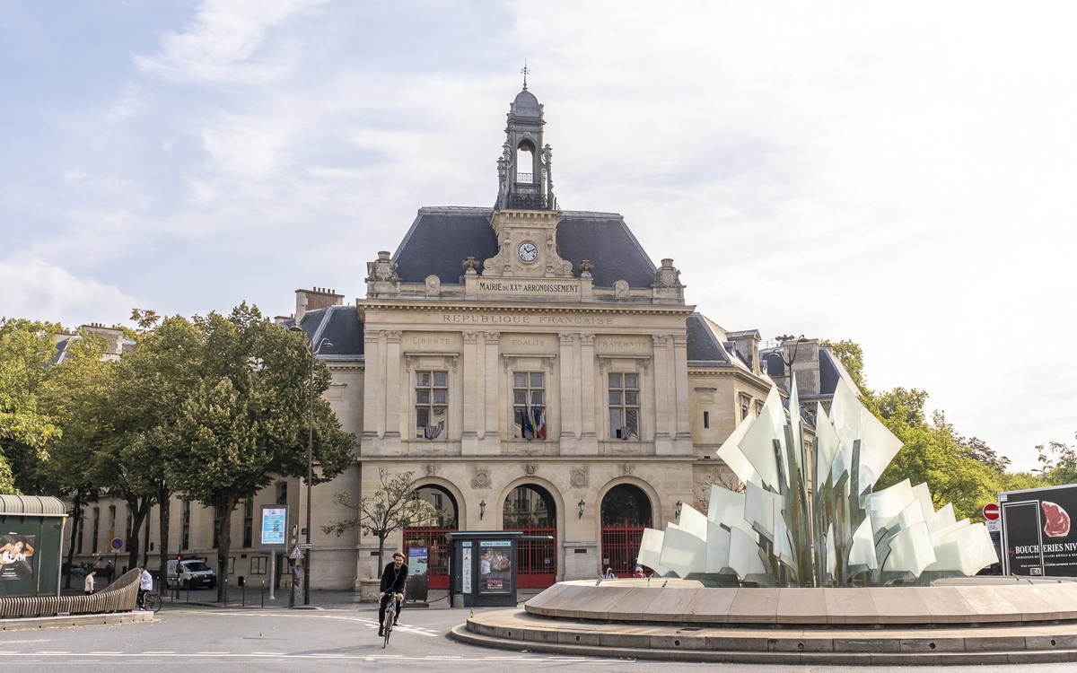La place Gambetta et la mairie du 20e arrondissement