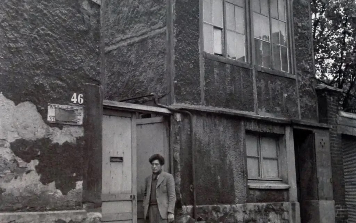 Alberto Giacometti devant son atelier, rue Hippolyte-Maindron, Paris 14e