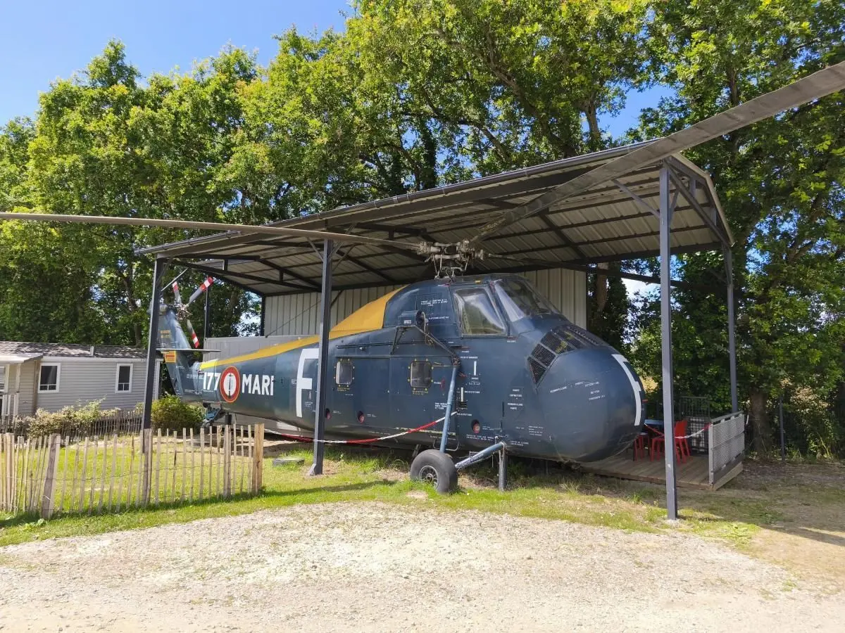 Dormir dans un hélicoptère Sikorsky H34 : un expérience insolite 