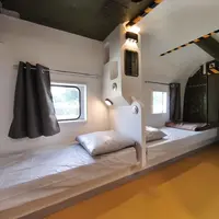 Dormir dans un hélicoptère Sikorsky H34 : l'espace couchette &copy; www.camping-hautvillage.fr