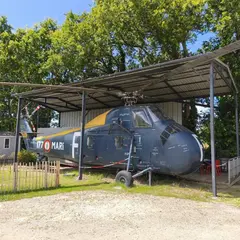 À moins d’1h de Nantes, vous pouvez dormir dans un véritable hélicoptère militaire des années 60