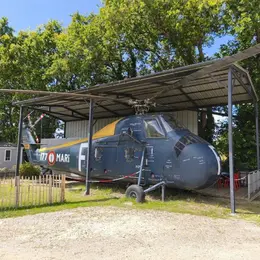 À moins d’1h de Nantes, vous pouvez dormir dans un véritable hélicoptère militaire des années 60